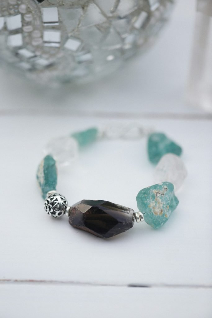 a-close-up-of-a-bracelet-on-a-table-rlza584v-yu