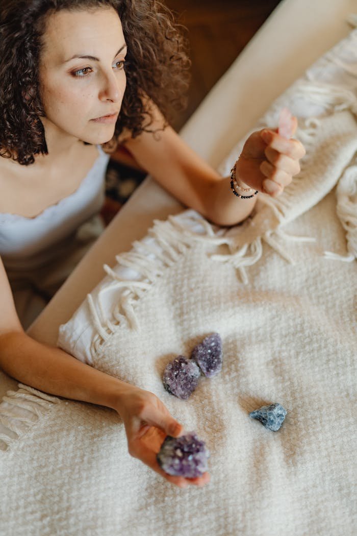 Rédiger des titres accrocheurs : C'est ici que va le titre génial de votre articleRédiger des titres accrocheurs : C'est ici que va le titre génial de votre article A woman thoughtfully holds crystals on a bed, highlighting relaxation and introspection.